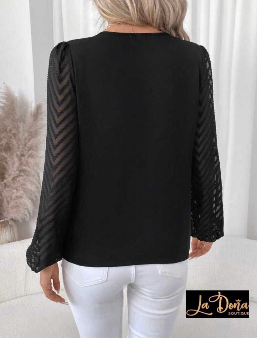 Blusa negra con mangas transparencia