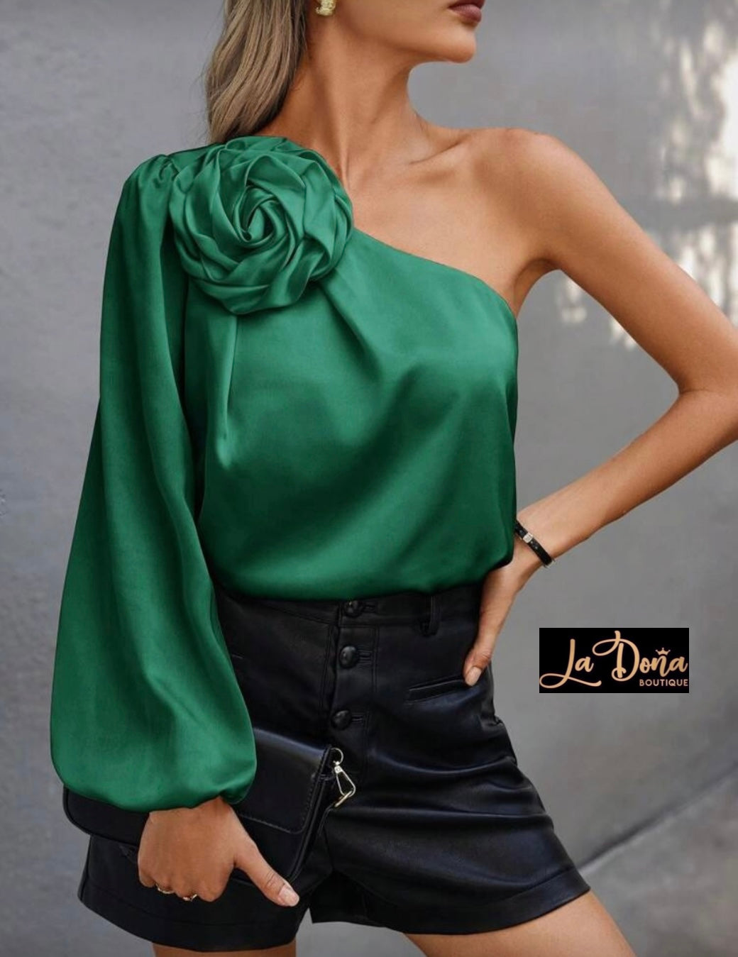 Blusa verde satén con flor 3D