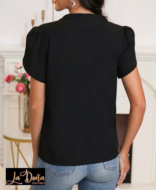 Blusa negra con lentejuelas plateadas