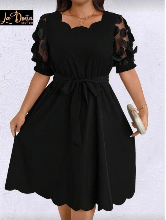 Vestido negro con mangas aplique