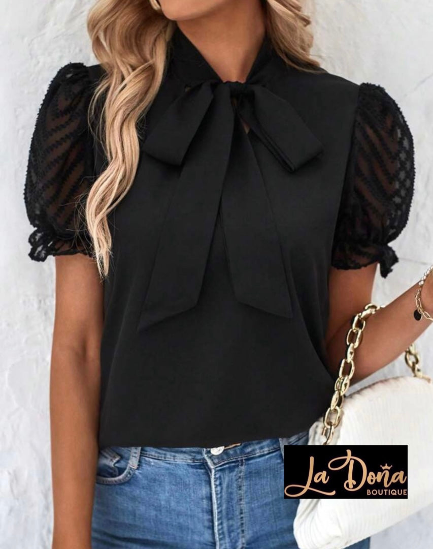 Blusa negra con moño