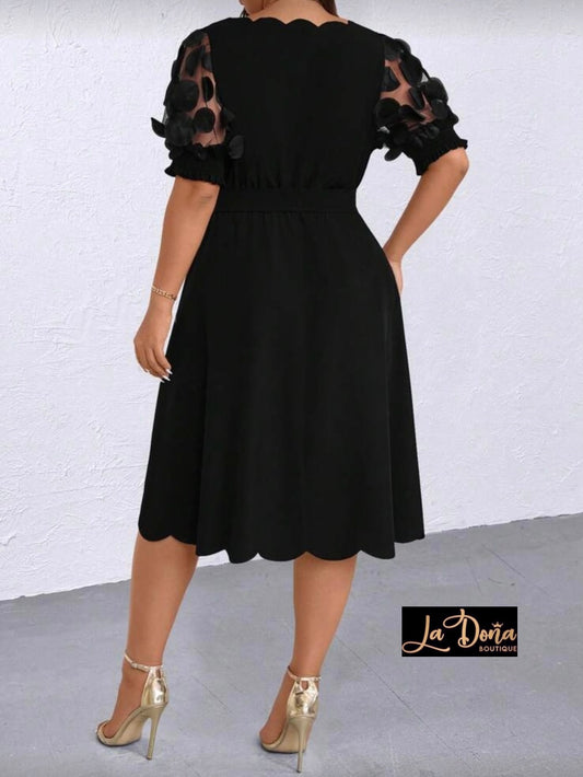 Vestido negro con mangas aplique