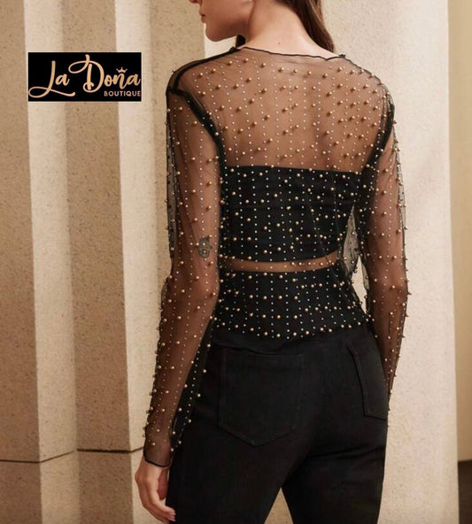 Blusa transparente con perlas doradas