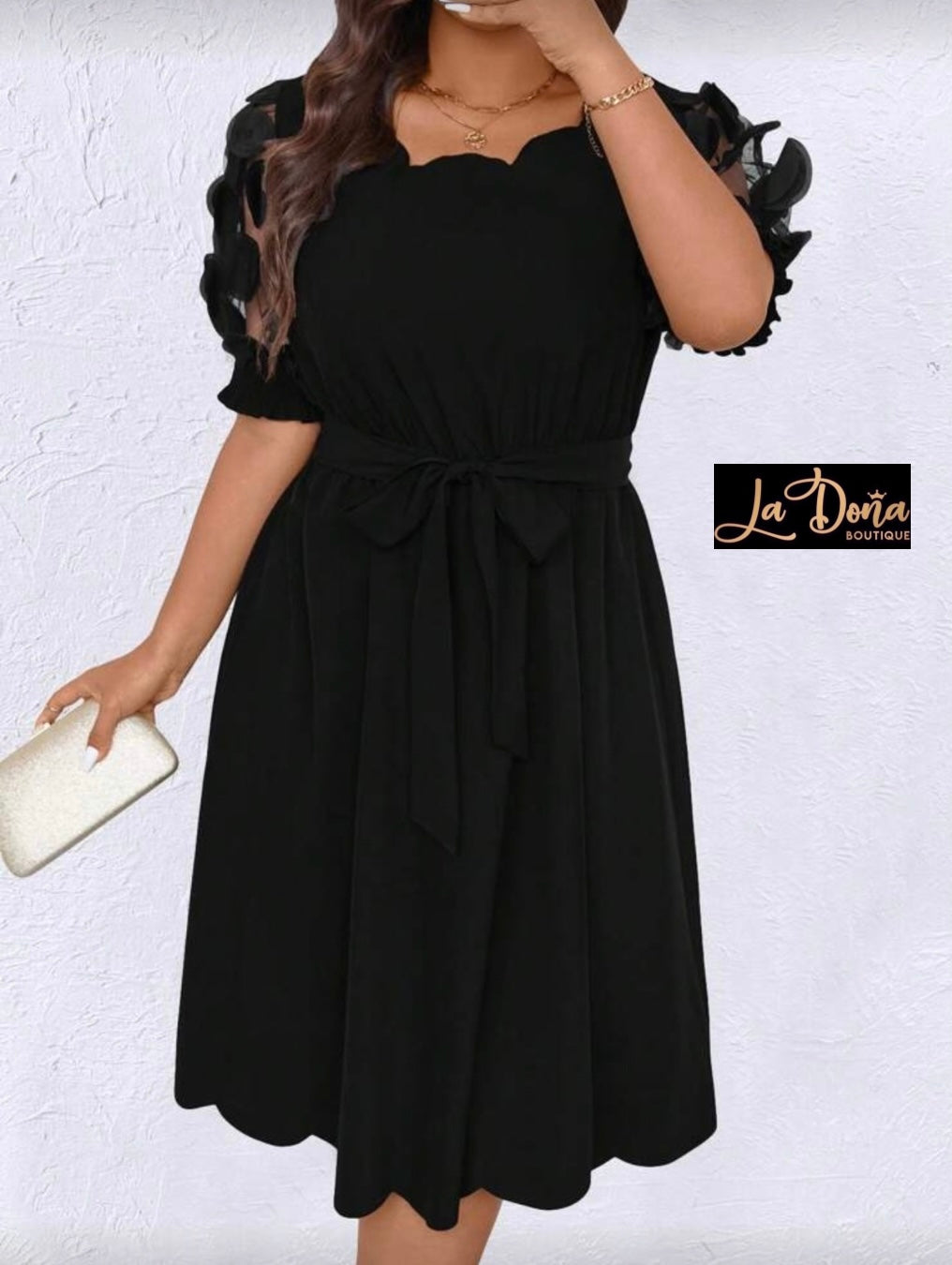 Vestido negro con mangas aplique