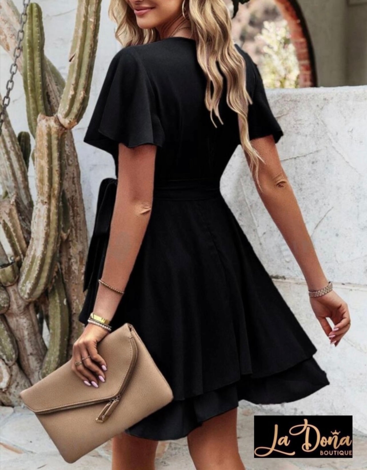 Vestido negro corto con cinto