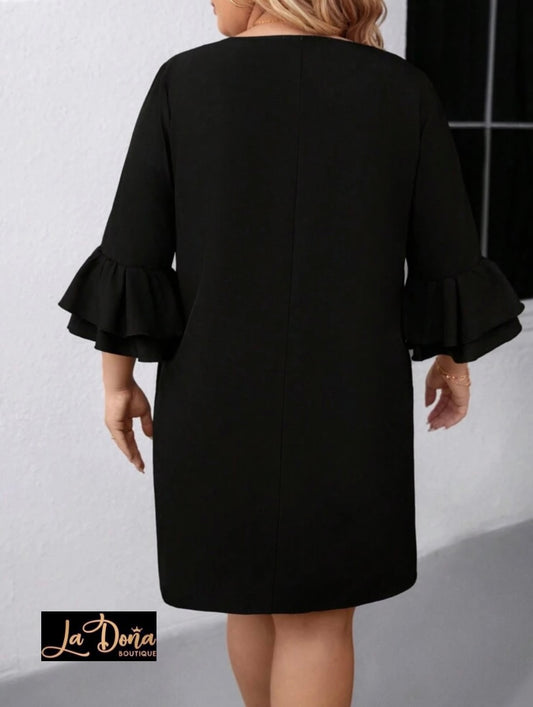 Vestido negro con manga y perlas en cuello