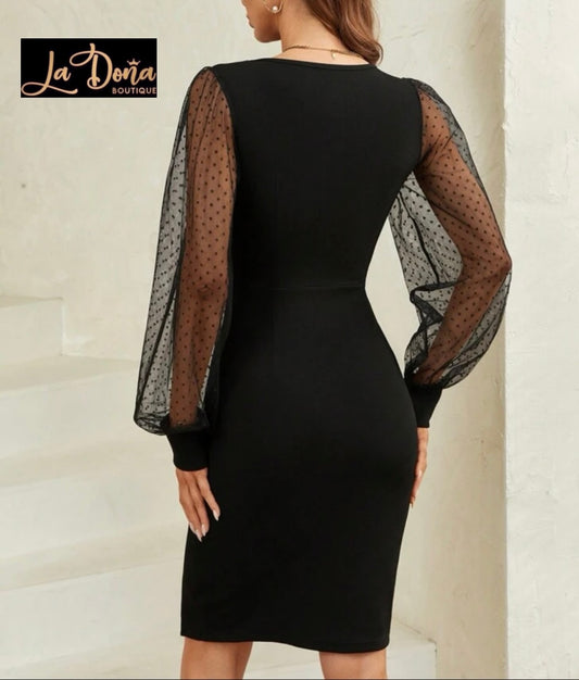 Vestido negro con transparencia en mangas