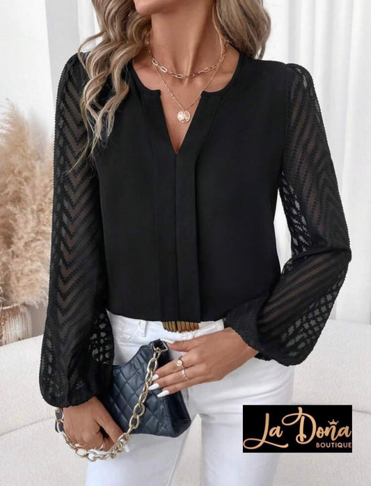 Blusa negra con mangas transparencia