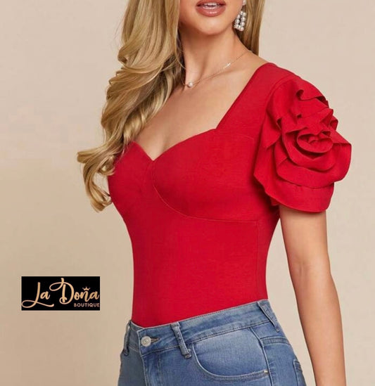 Blusa roja con flor 3D