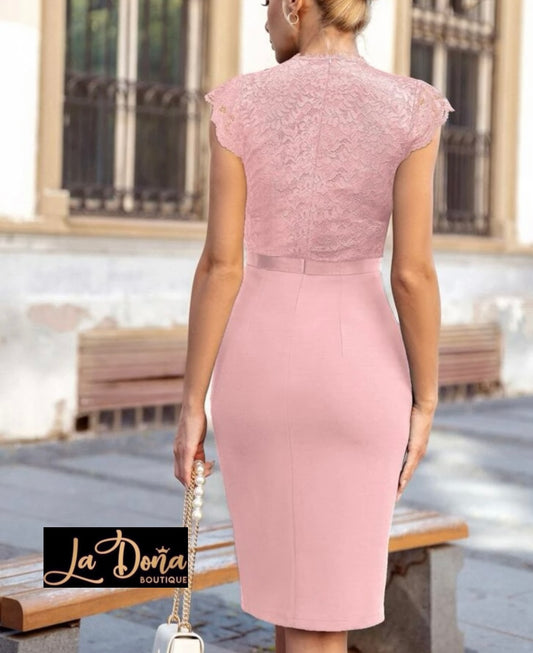 Vestido rosa corte lápiz con olanes