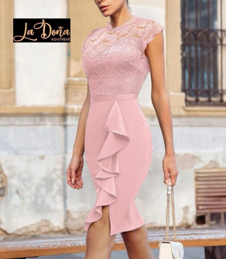 Vestido rosa corte lápiz con olanes