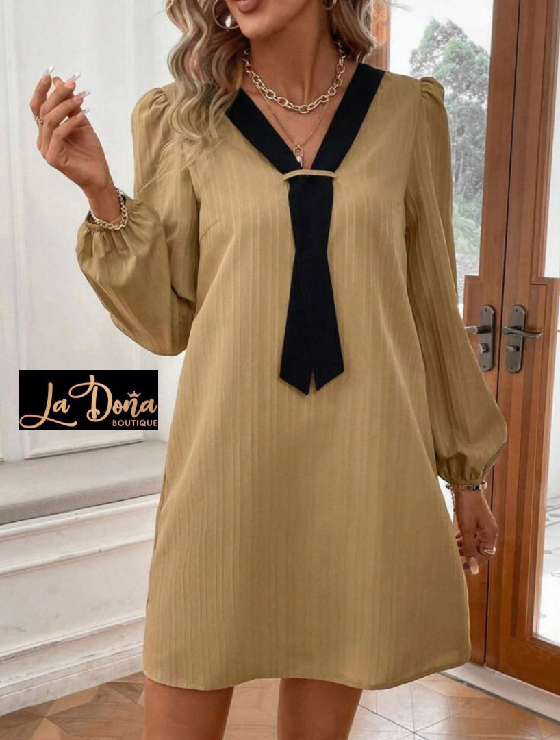 Vestido nude con corbata