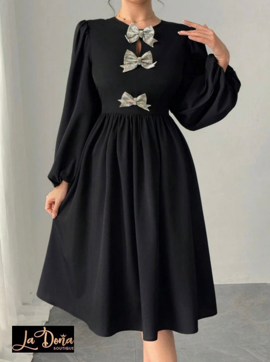 Vestido negro con moños largos plata