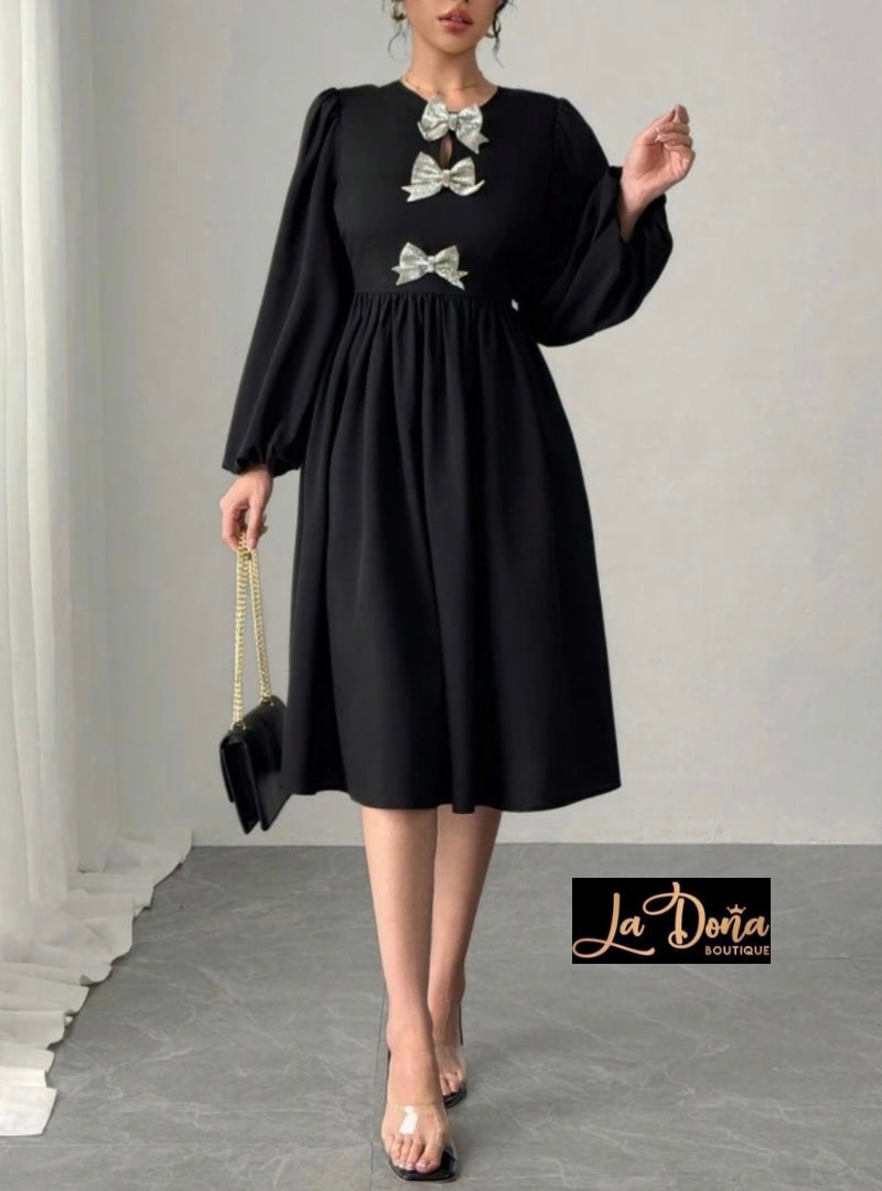 Vestido negro con moños largos plata