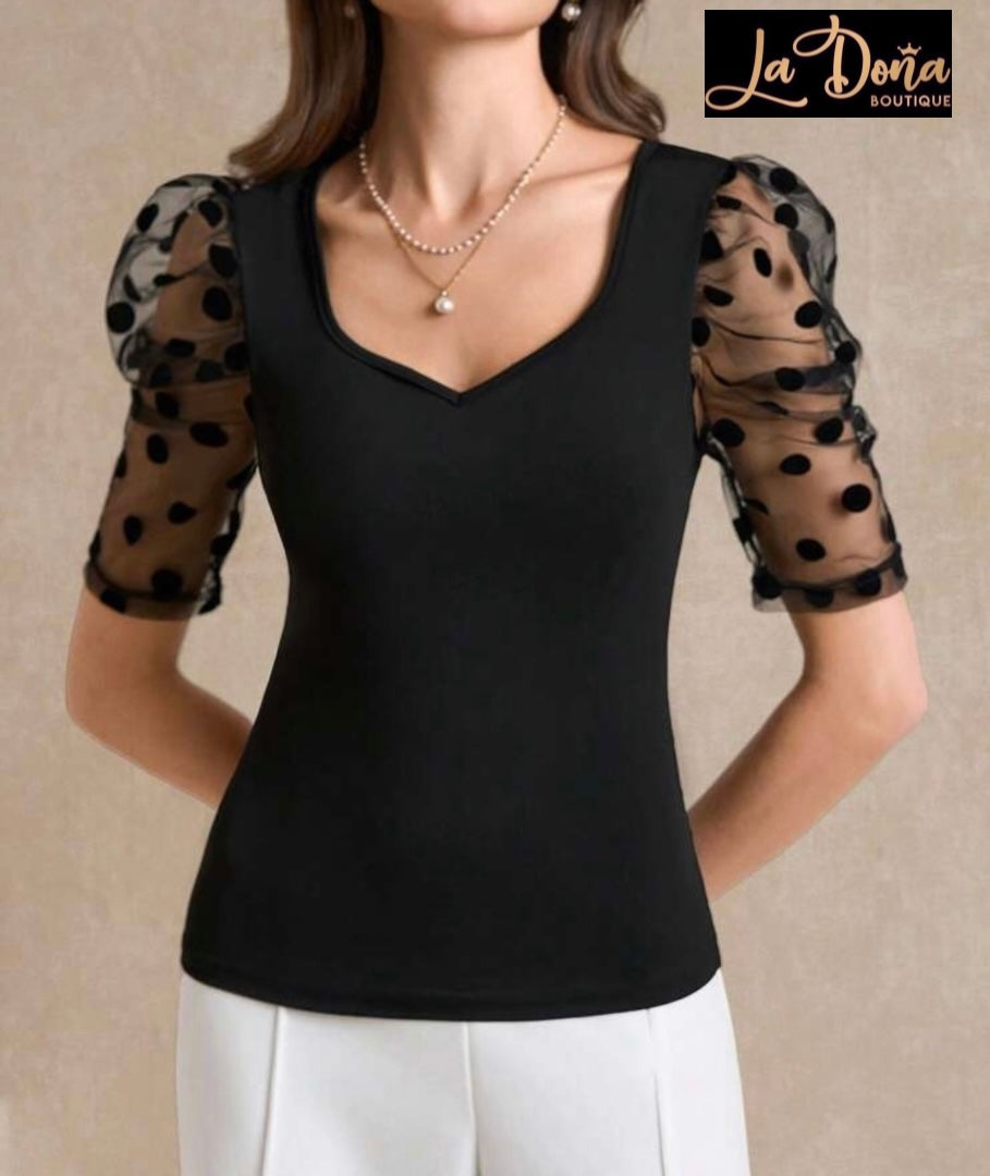 Blusa negra con lunares