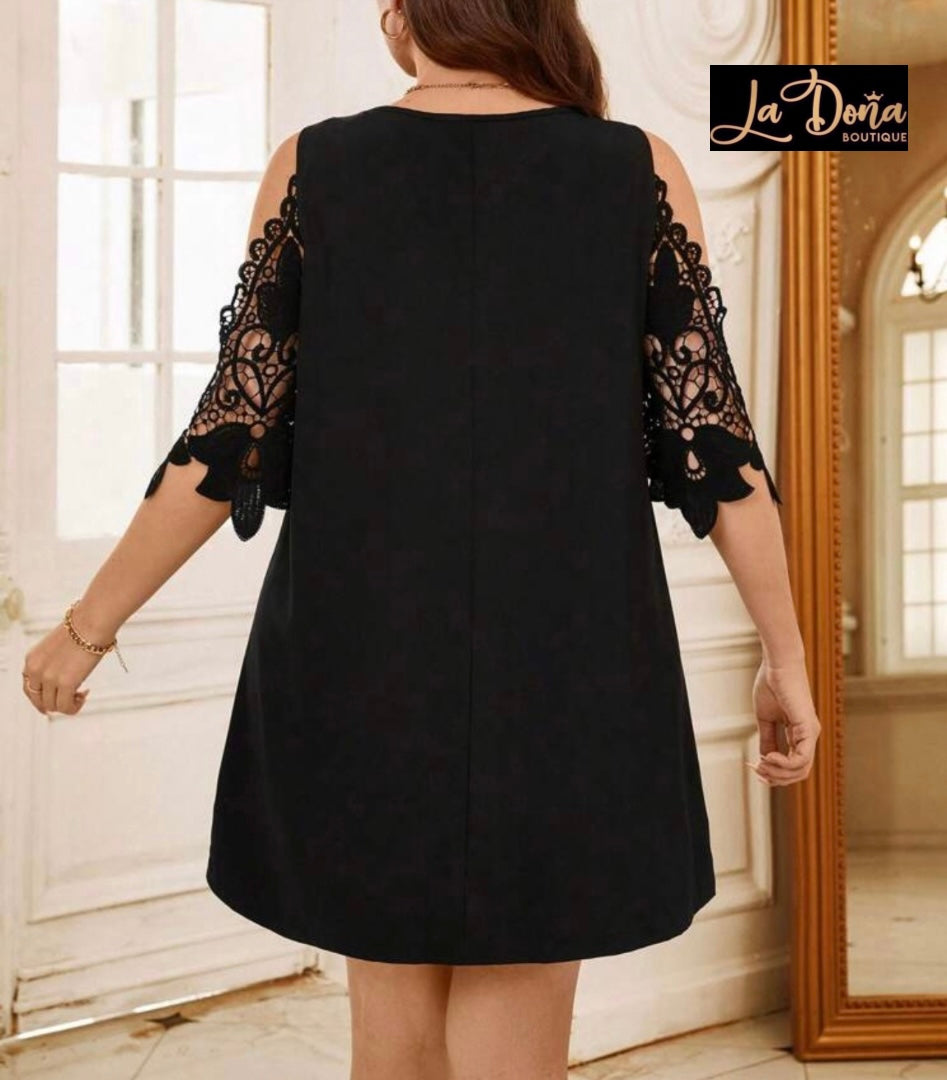 Vestido negro con encaje en mangas