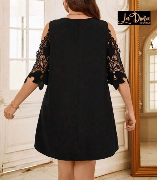 Vestido negro con encaje en mangas