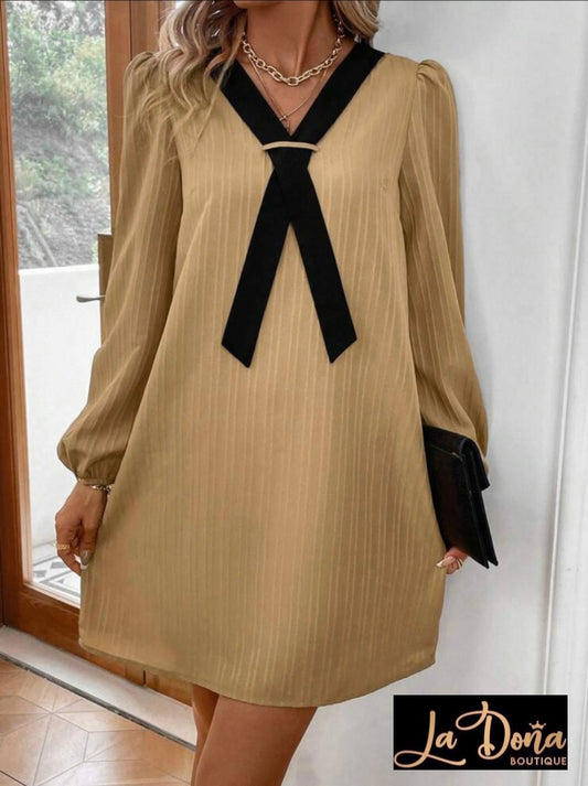 Vestido nude con corbata