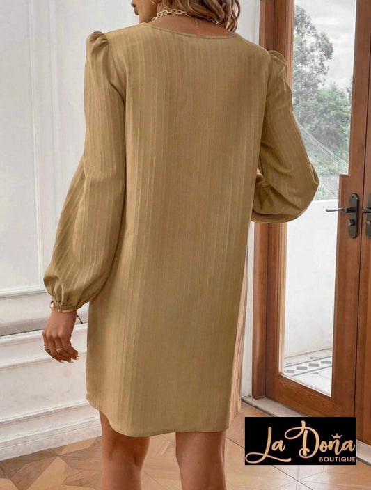 Vestido nude con corbata