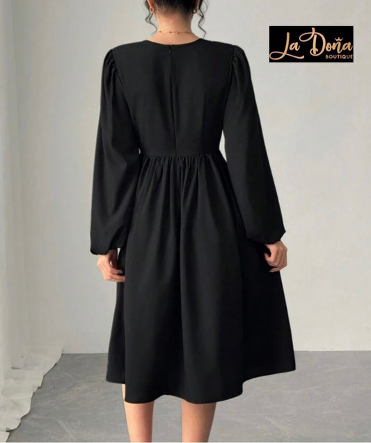 Vestido negro con moños largos plata