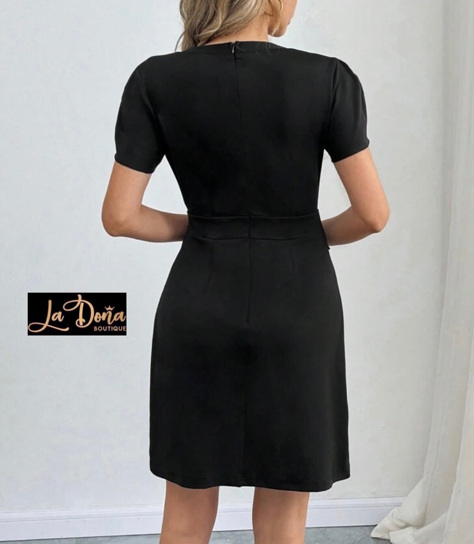 Vestido negro corto con botones