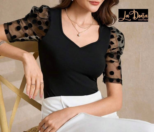 Blusa negra con lunares