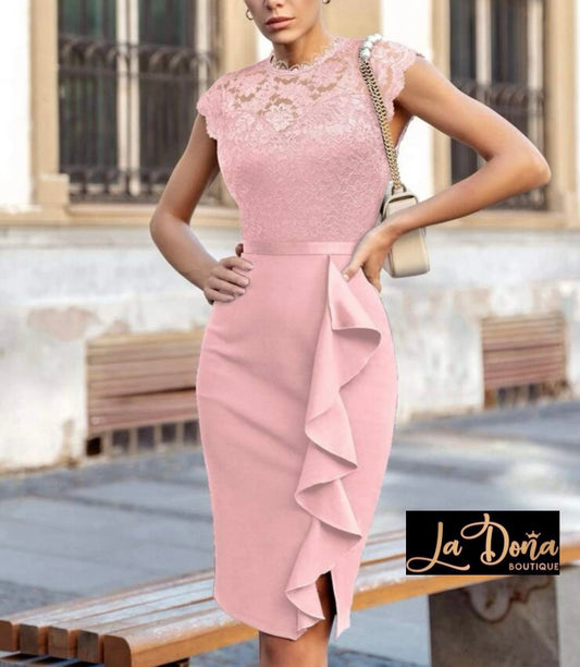 Vestido rosa corte lápiz con olanes