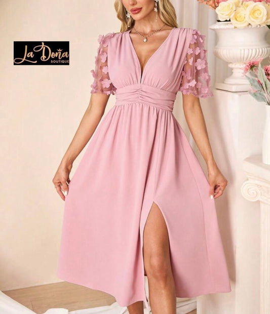 Vestido rosa con aplique flores en mangas