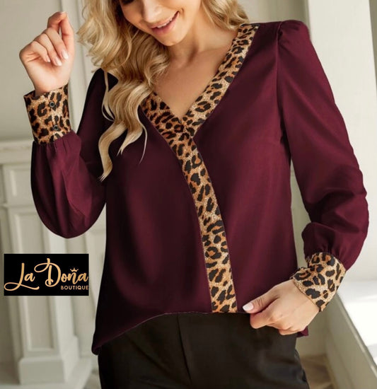 Blusa guinda con leopardo
