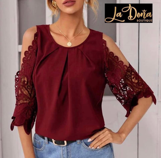 Blusa guinda con encaje