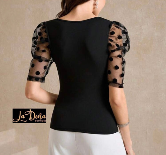 Blusa negra con lunares