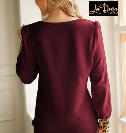 Blusa guinda con leopardo